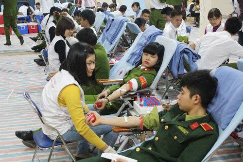 Nhiều học viên trẻ lần đầu tham gia hiến máu nhưng cũng thể hiện sự quyết tâm rất cao